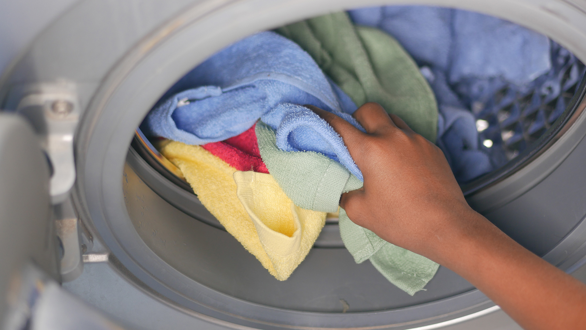 putting towel and cloths in a washing machine 2022 11 29 01 15 38 utc