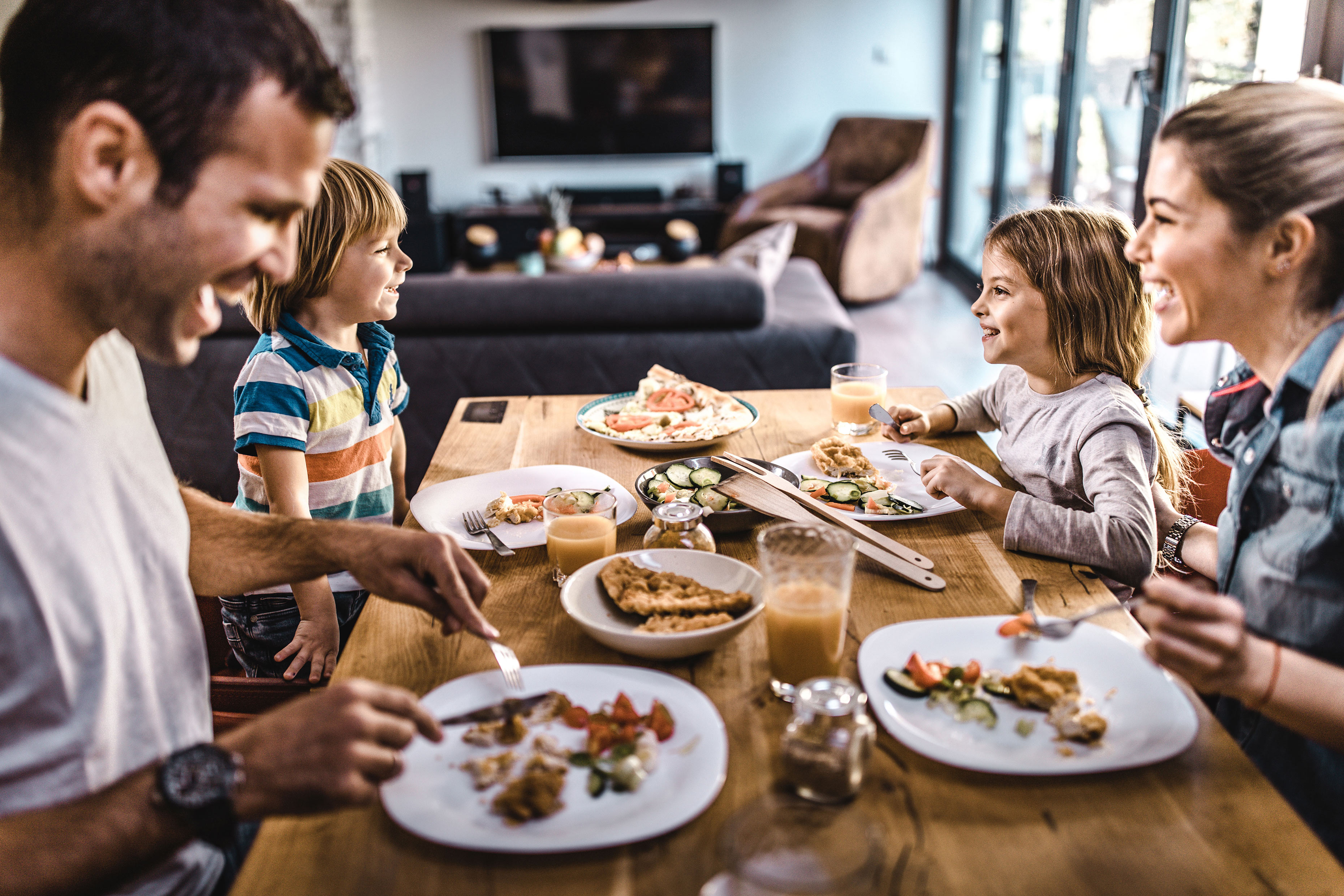 How to declutter your house, don't let your dining table turn into a storage area